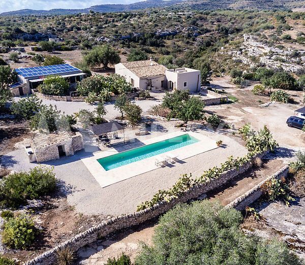 Prestigious Masseria in the heart of the Noto countryside