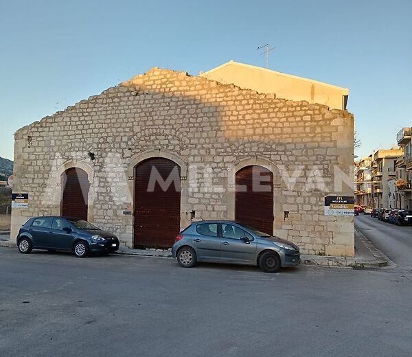 Stone building in the center between Scicli and Jungi