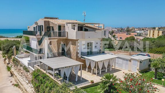 Elegant building in Marina di Ragusa a few meters from the sea