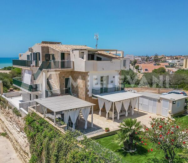 Elegant building in Marina di Ragusa a few meters from the sea