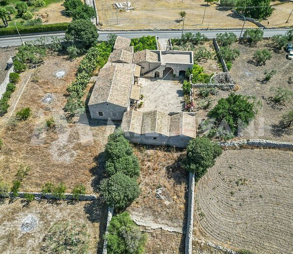 Ancient Masseria between Modica and Frigintini