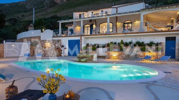 Splendida villa panoramica con piscina a Castellammare del Golfo